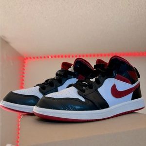 Nike Air Jordan’s 1 mid basketball shoes